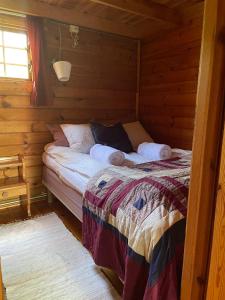 een slaapkamer in een blokhut met een bed bij Kaldbaks-kot cottages in Húsavík
