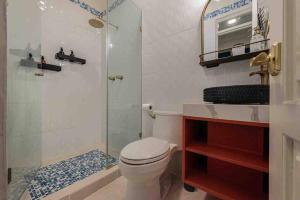 Phòng tắm tại LUXURY Mid-Century Apartment In Casco Viejo +38 ảnh