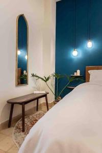 um quarto com uma cama, uma mesa e um espelho em LUXURY Mid-Century Apartment In Casco Viejo na Cidade do Panamá