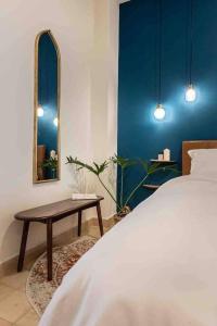 Giường trong phòng chung tại LUXURY Mid-Century Apartment In Casco Viejo