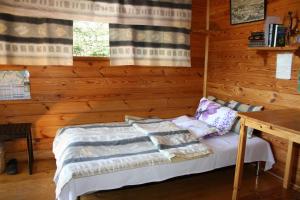 een slaapkamer met een bed in een blokhut bij Kaldbaks-kot cottages in Húsavík