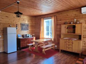 漢科的住宿－Villa Jääskelä Hanko - koko talo，厨房配有桌子和冰箱