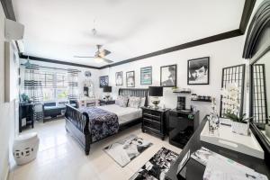 Llit o llits en una habitació de Hidden Gem Barbados
