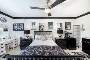 Llit o llits en una habitació de Hidden Gem Barbados