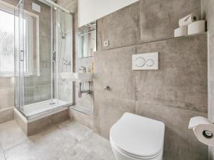 クレーフェルトにあるRAJ Living - 2 Zimmer Wohnung - 25 Min zur Messe DUSのバスルーム(トイレ、シャワー、シンク付)
