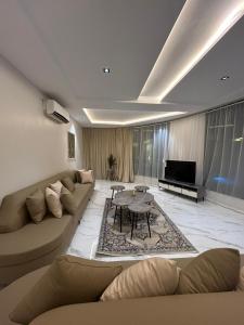 sala de estar con sofá y mesa en HAFAL Resort شاليهات هافال, en Riad