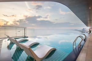The swimming pool at or close to Radisson Hotel Danang