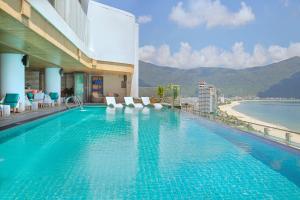 The swimming pool at or close to Radisson Hotel Danang