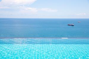 The swimming pool at or close to Radisson Hotel Danang