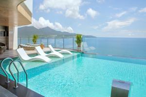 The swimming pool at or close to Radisson Hotel Danang