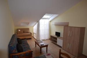 Televízia a/alebo spoločenská miestnosť v ubytovaní Apartamento Playa Langosteira