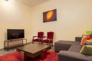 ein Wohnzimmer mit einem Sofa und einem TV in der Unterkunft [Porta Susa - Centro] Executive Suite x6 con wi-fi in Turin