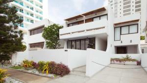 une image d'une maison blanche dans l'établissement Lovely 2BR Villa with Ocean View in Cartagena, à Carthagène des Indes