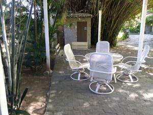 een groep stoelen en een tafel op een patio bij Rio Natureza apart 109 in Rio de Janeiro