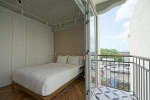 a bedroom with a bed and a balcony at Casa Contemporánea by Wynwood House in Panama City