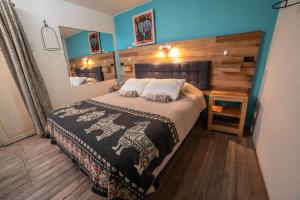 1 dormitorio con cama y espejo en The Secret Garden, en Quito