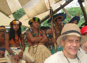 un grupo de personas vestidas con trajes nativos en Rio Natureza apart 109, en Río de Janeiro
