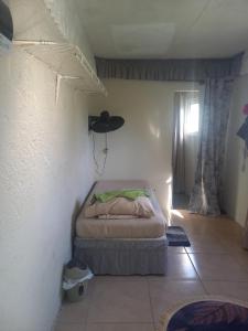 1 dormitorio pequeño con 1 cama en una habitación en Yenna Home, en Willemstad