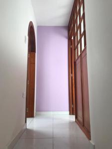 einen leeren Flur mit zwei Türen und Fliesenboden in der Unterkunft Apartamento Dúplex - Barrio Maldonado Tunja in Tunja