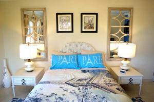 Llit o llits en una habitació de Hidden Gem Barbados