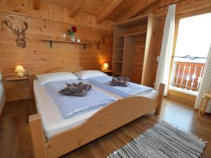 1 dormitorio con 1 cama en una cabaña de madera en Lisa und Emely en Piesendorf