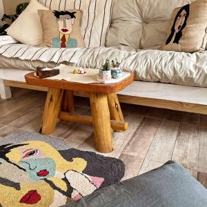 sala de estar con mesa de centro y sofá en Arenas blancas 2024, en San Clemente del Tuyú
