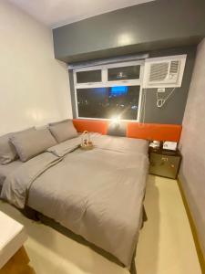 een slaapkamer met een bed met een kat erop bij Nager Travellers Inn in Manilla