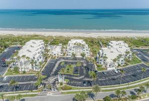 een luchtzicht op het resort en het strand bij Direct Oceanview Penthouse - Sleeps 6 301 in Cape Canaveral