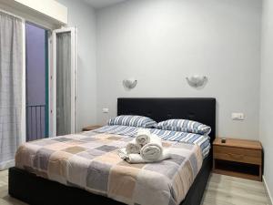una camera da letto con un letto e asciugamani di MyHouse 4 - Centro Sicilia Aeroporto Humanitas a Catania