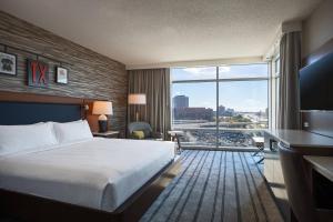 Postel nebo postele na pokoji v ubytování Renaissance Dallas Richardson Hotel + 37 fotografií