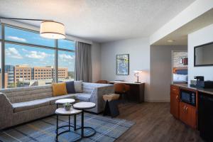 Posezení v ubytování Renaissance Dallas Richardson Hotel