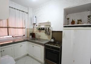 A kitchen or kitchenette at appartement confort calme propre