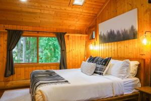 Säng eller sängar i ett rum på Wilderness Retreat
