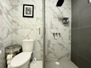 een badkamer met een toilet en een glazen douche bij Hermosa y Confortable, Petfriendly ¡Facturamos! in Durango