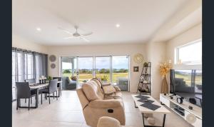 ein Wohnzimmer mit Sofa und Tisch in der Unterkunft Salt Zen Holiday Townhouse in Agnes Water