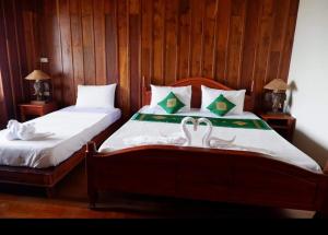 Tempat tidur dalam kamar di Kongmany Colonial House