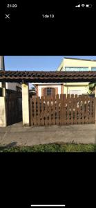 a wooden fence in front of a house at Casa na praia, 15 min de caminhada in Itanhaém