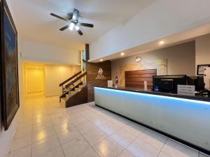 提华纳Hotel Catalina的餐厅设有1间带吊扇的酒吧