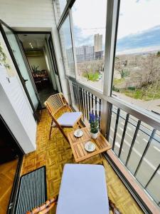 a balcony with a table and chairs on a balcony at A Orillas del Pilar con parking in Zaragoza