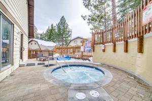 Πισίνα στο ή κοντά στο Mammoth Lakes Condo with Fireplace and Mountain Views