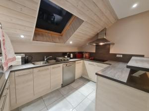 Fotografia z galérie ubytovania Superbe appartement lumineux avec terrasse, 3 chambres, proche des commerces et stations de ski - FR-1-589-431 v destinácii Le Thillot