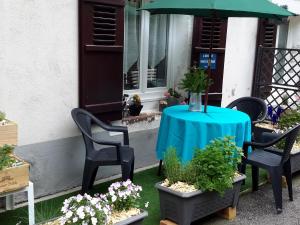 a table with a blue table cloth and some plants at Gîte Plombières-les-Bains, 2 pièces, 2 personnes - FR-1-589-289 in Plombières-les-Bains