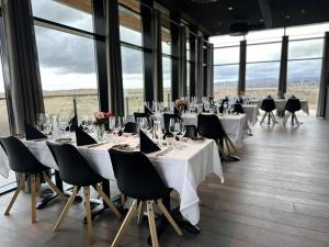 - une salle à manger avec des tables, des chaises et des fenêtres dans l'établissement Hotel Varmaland, à Varmaland