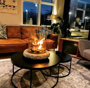 una sala de estar con una mesa con chimenea en Hotel Varmaland en Varmaland