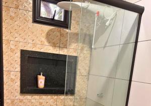 Ένα μπάνιο στο Suíte Luxo contêiner no Caçari