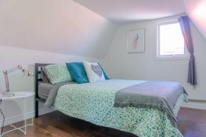 Schlafzimmer mit einem Bett und einem Fenster in der Unterkunft Amazing location in Saint John 2 Br Modern Parking New in Saint John