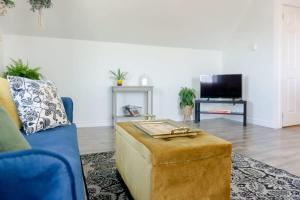 ein Wohnzimmer mit einem blauen Sofa und einem TV in der Unterkunft Amazing location in Saint John 2 Br Modern Parking New in Saint John