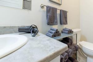 Ванная комната в New 2BD Condo, UNB, Hospital, Golf, Patio Coffee