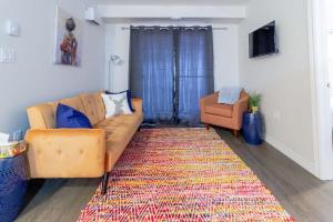 ein Wohnzimmer mit einem Sofa und einem Teppich in der Unterkunft New 2BD Condo, UNB, Hospital, Golf, Patio Coffee in Saint John