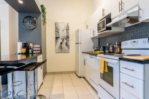 Cuisine ou kitchenette dans l'établissement New Listing Luxurious Downtown Loft Heated Parking Rooftop Patio BBQ Gym Coffee